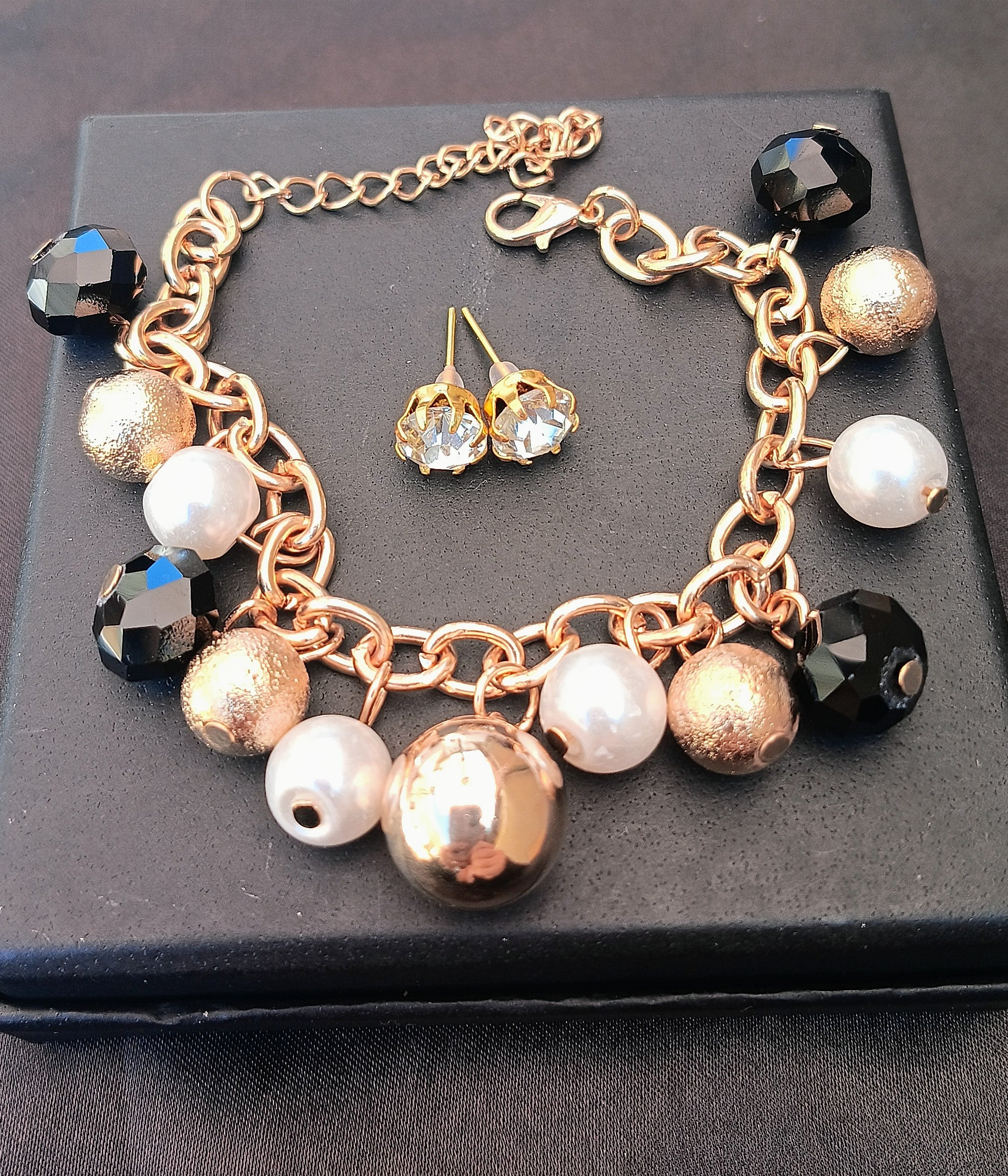 Set Bracciale Charm Oro Rosa con Perle e Orecchini Cristallo