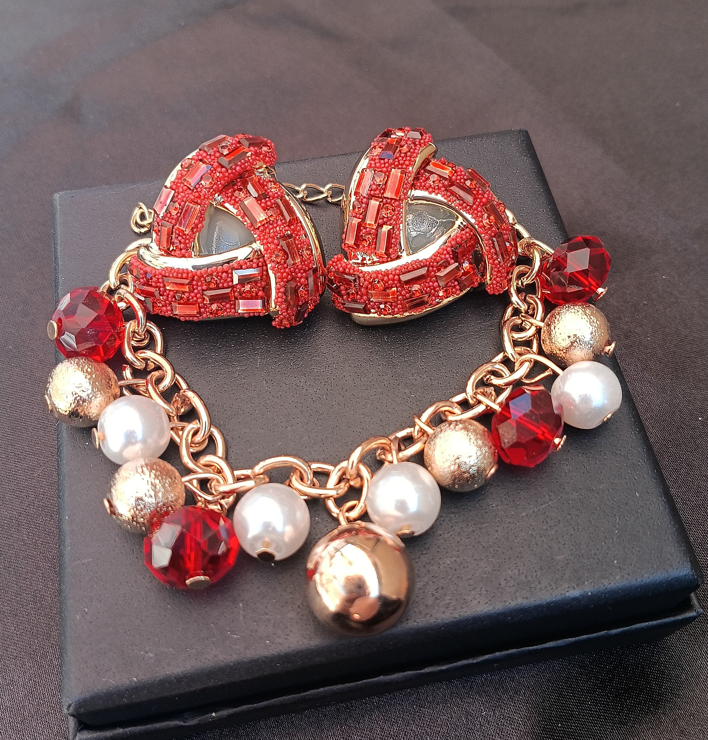 Set Bracciale Charm Rosso con Perle e Orecchini Triangolo Rosso