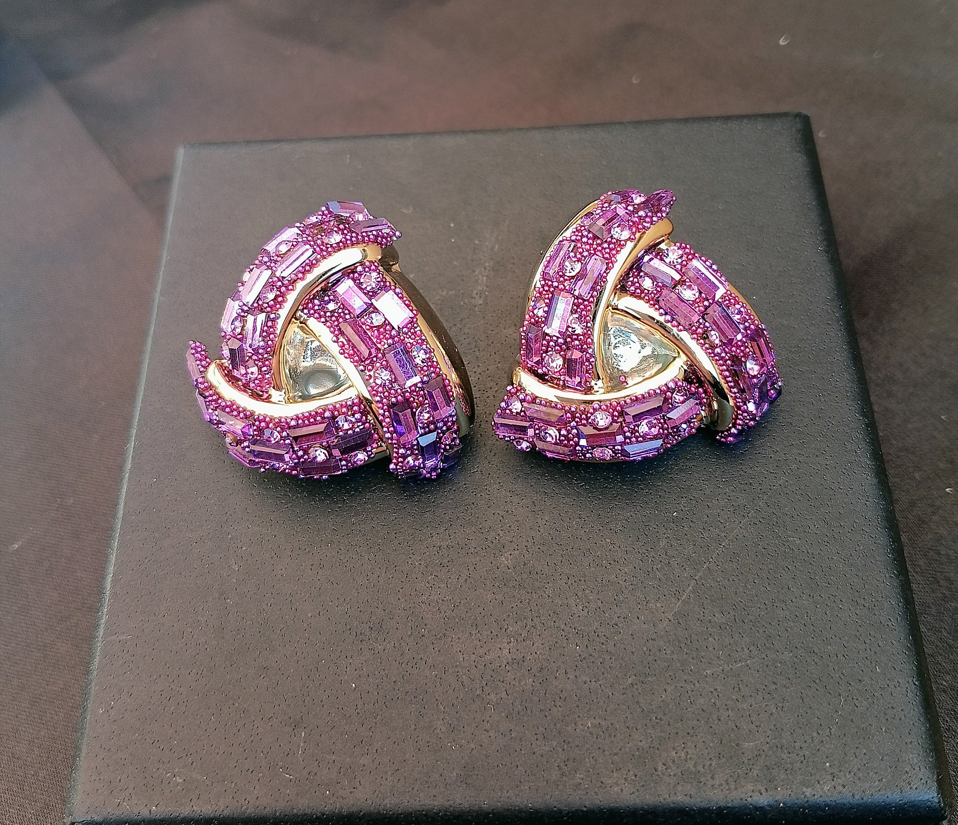 Orecchini Triangolo Viola Fucsia con Zirconi Baguette
