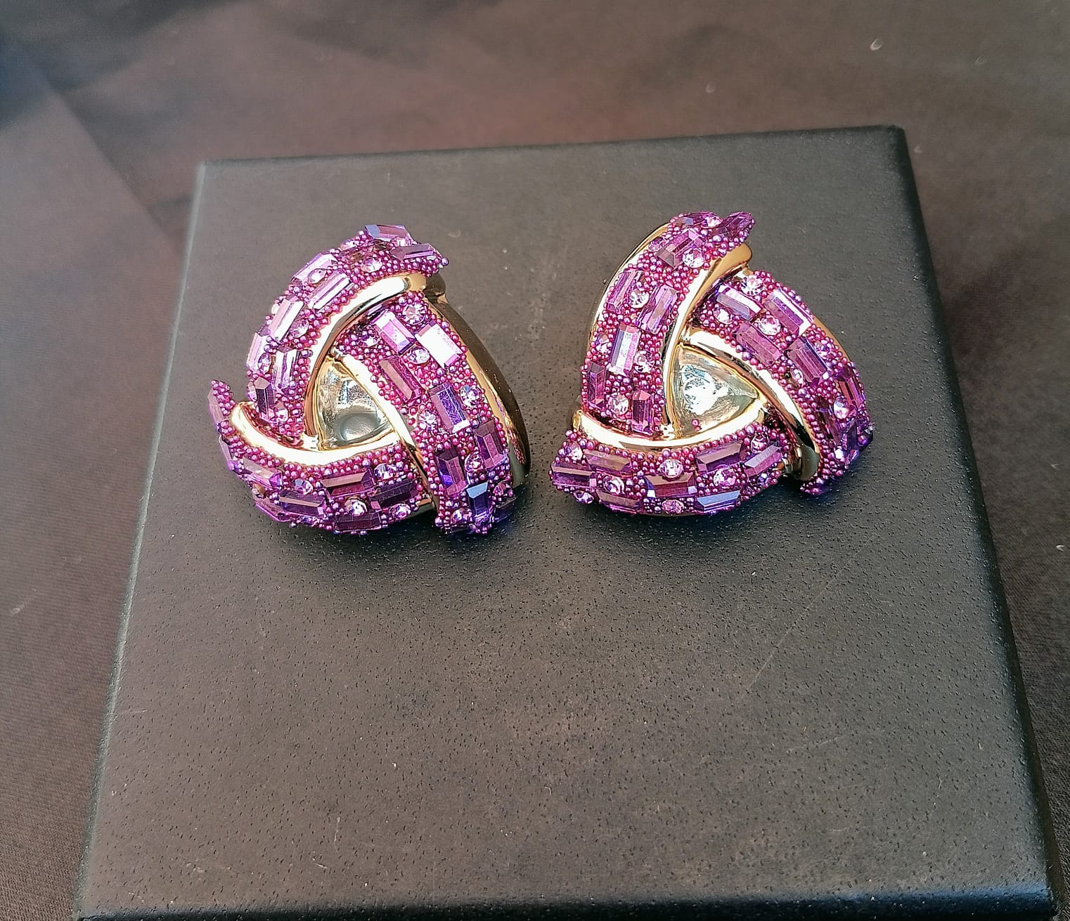 Orecchini Triangolari Viola Fucsia Cristalli Baguette