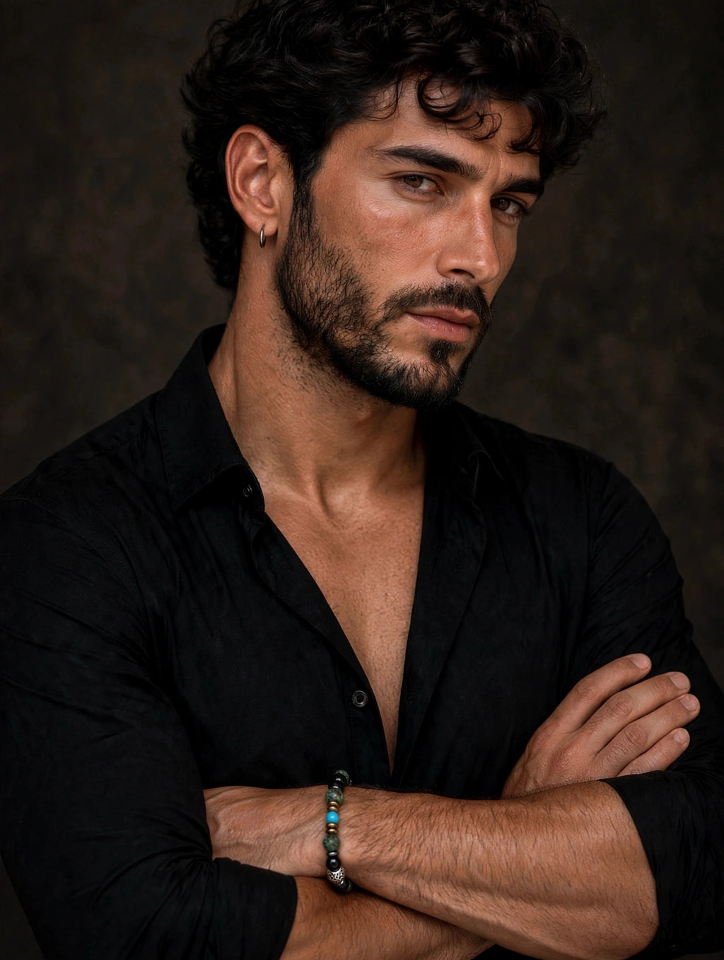 Bracciale perle turchese uomo con camicia nera — Meryliss Gioielli