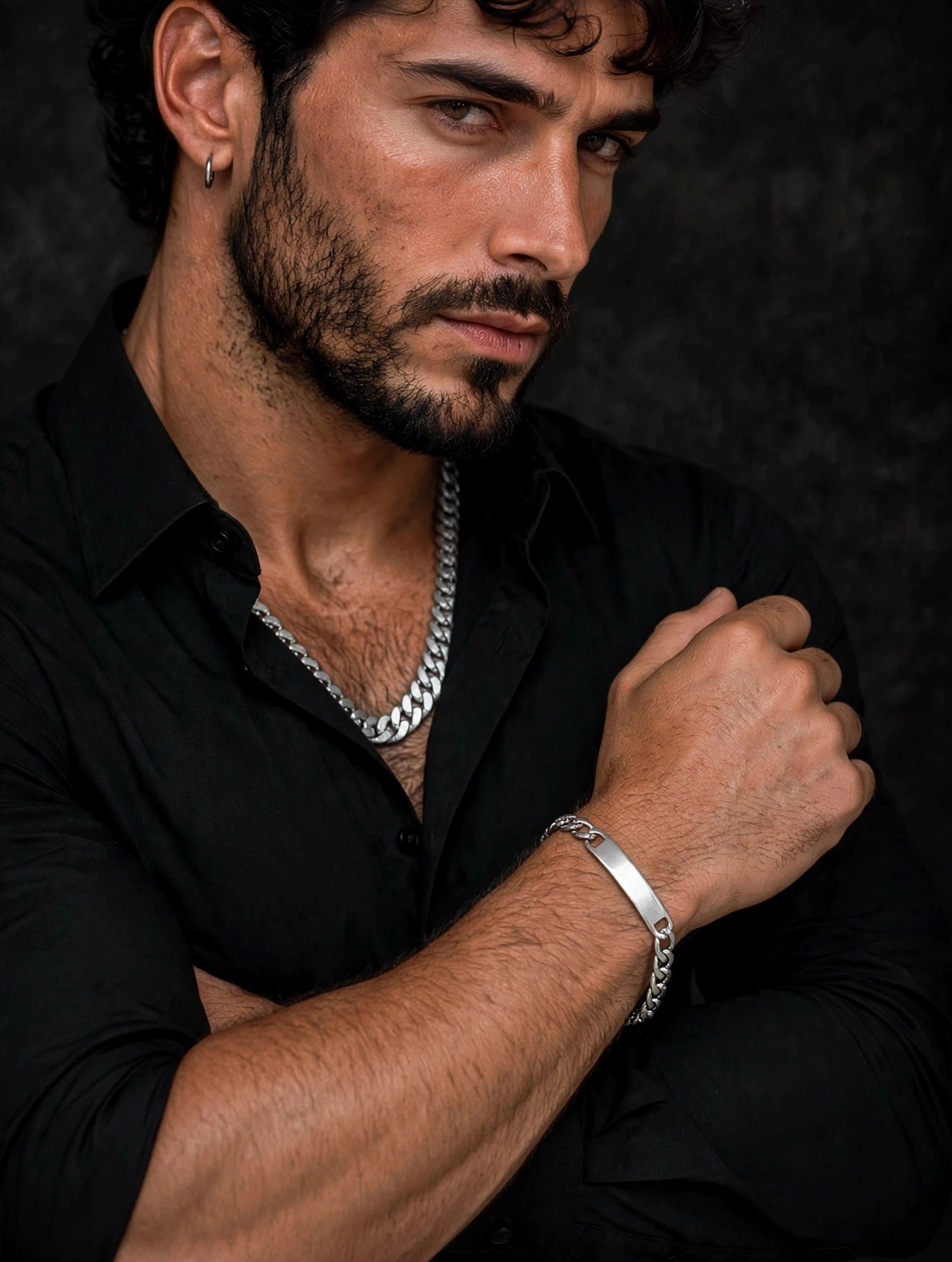 Set collana cubana e bracciale ID uomo con camicia nera — Meryliss Gioielli