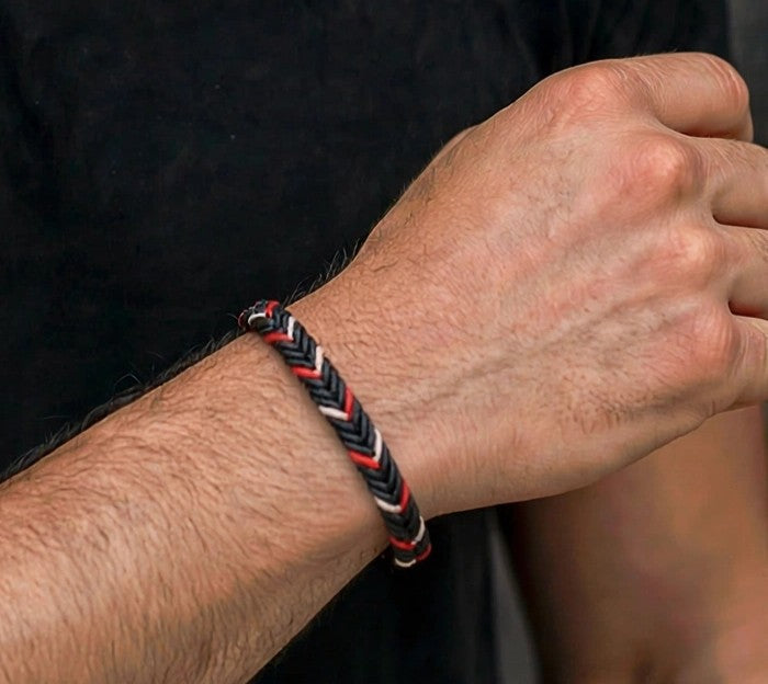 Bracciale Uomo Chevron — dettaglio polso macro