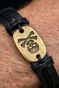 Bracciale Uomo Skull — dettaglio placca ottone macro
