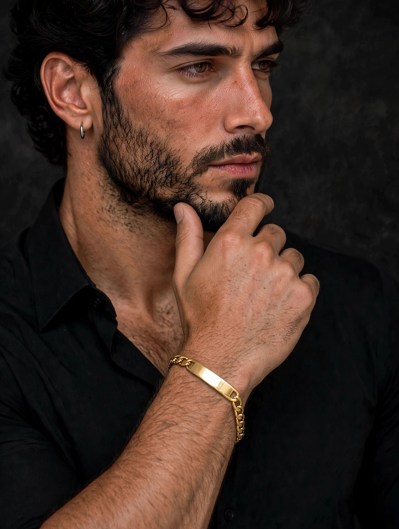Bracciale ID uomo oro con camicia nera — Meryliss Gioielli