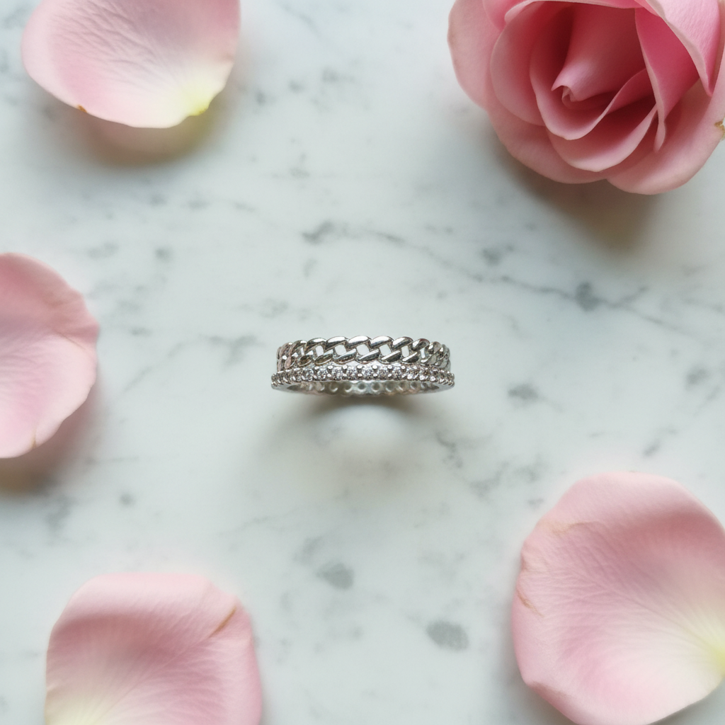 Anello Doppio Catena Pavé Argento flat lay su marmo