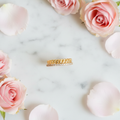 Anello Doppio Catena Pavé Oro flat lay su marmo