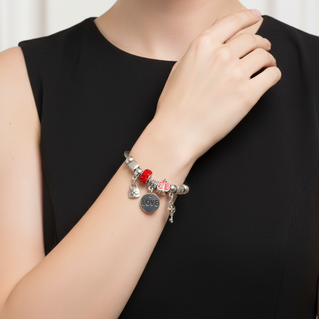 Bracciale Charm LOVE rosso indossato
