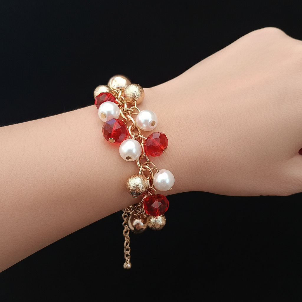 Bracciale charm rosso al polso