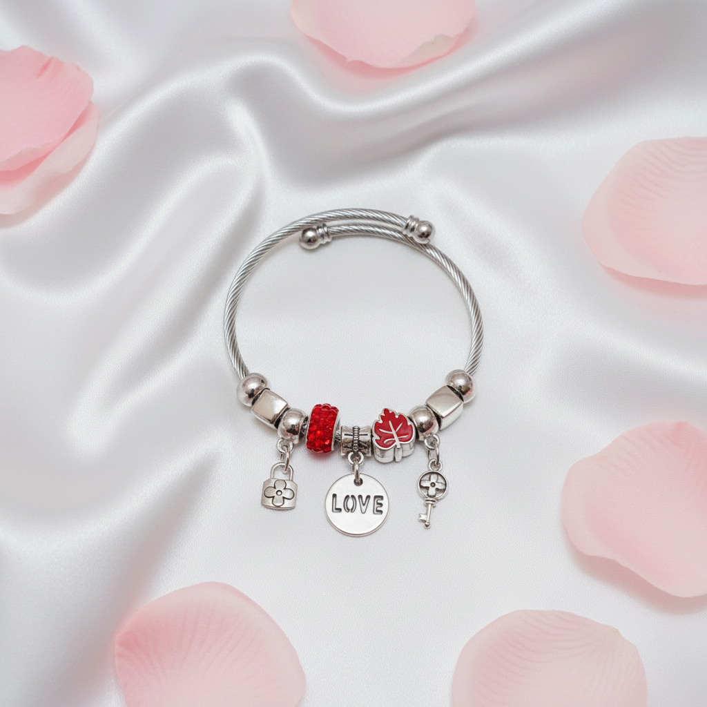 Bracciale Charm LOVE flat lay romantico