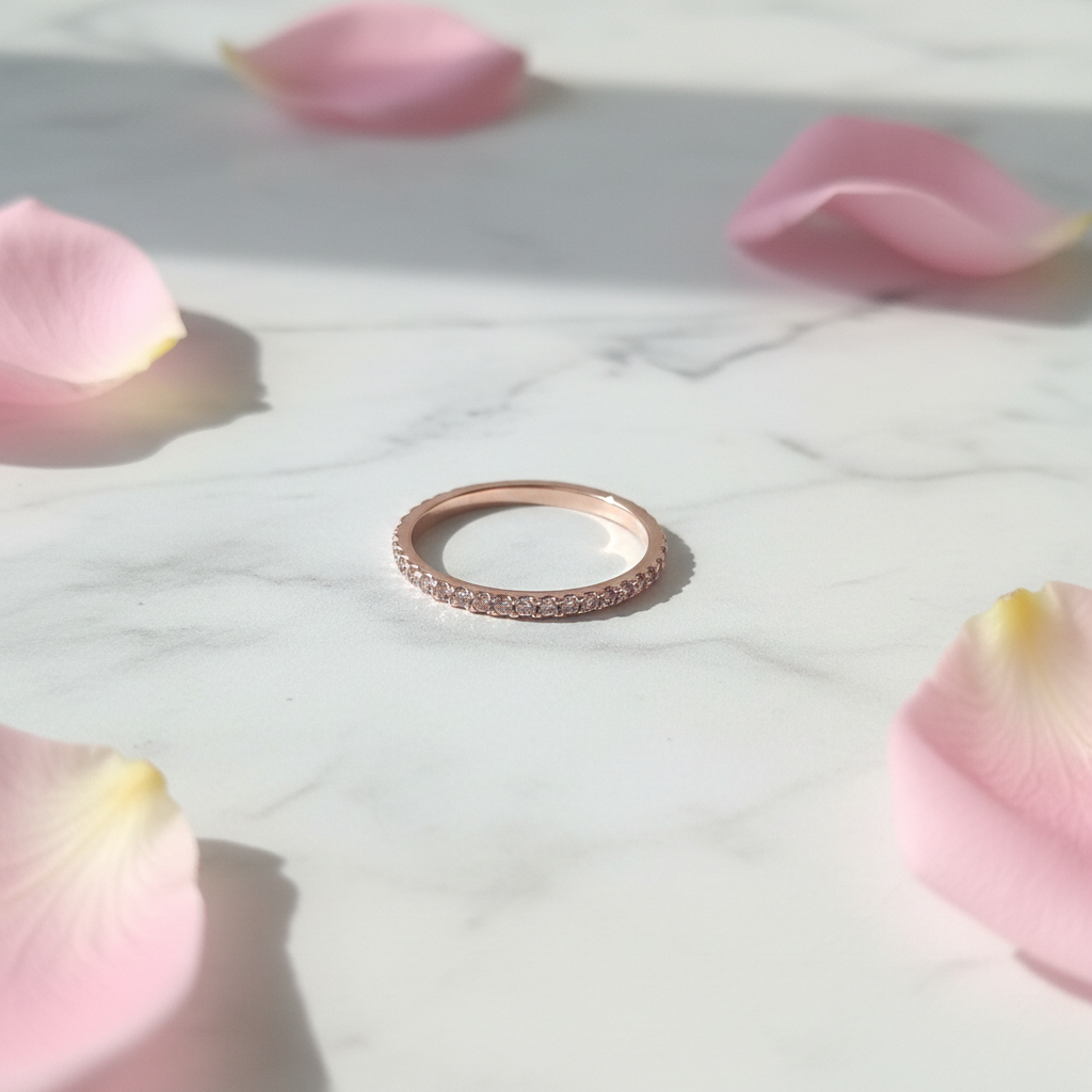 Anello Eternity Pavé Oro Rosa su marmo con petali rosa