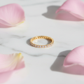 Anello Eternity Pavé Oro flat lay su marmo