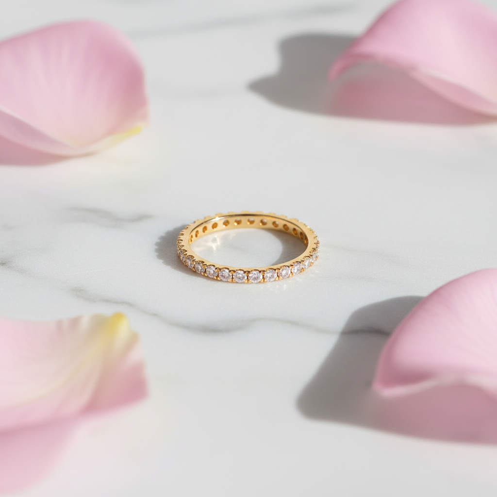 Anello Eternity Pavé Oro flat lay su marmo