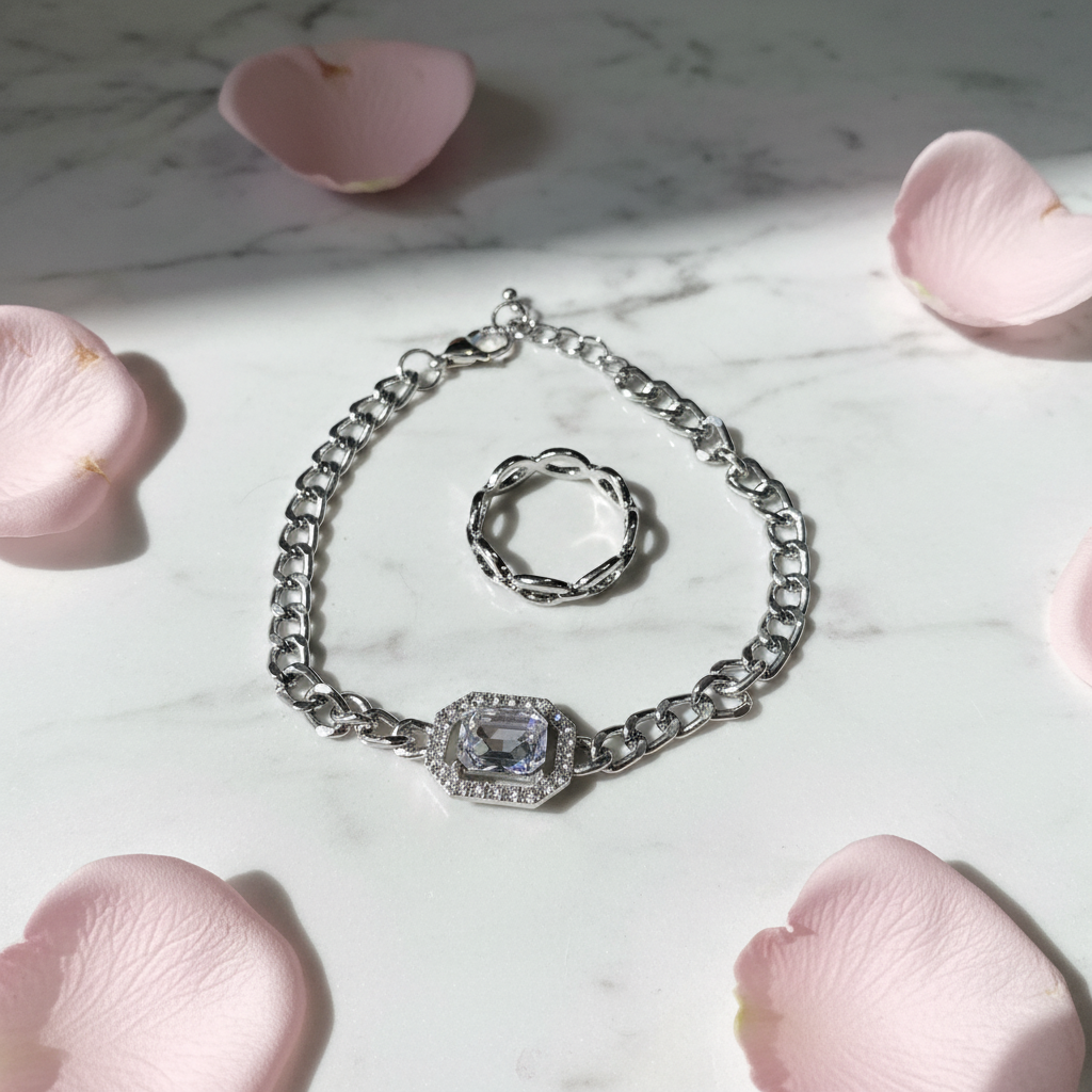Set Bracciale e Anello Catena Argento flat lay su marmo
