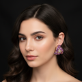 Orecchini triangolo viola fucsia indossati