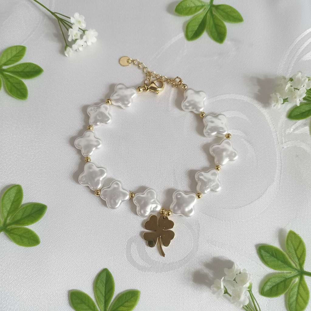 Bracciale perle quadrifoglio flat lay