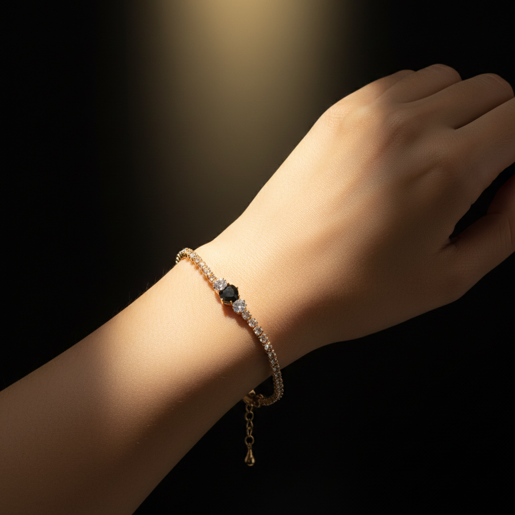 Bracciale tennis oro cuore zircone nero indossato al polso