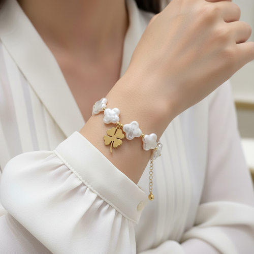 Bracciale perle quadrifoglio indossato