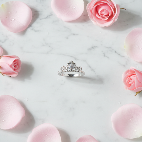 Anello Corona Principessa Argento su marmo con petali rosa
