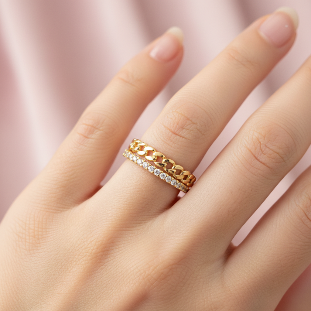 Anello Doppio Catena Pavé Oro indossato al dito