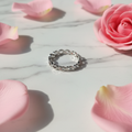 Anello Eternity Cuori Argento su marmo con petali rosa