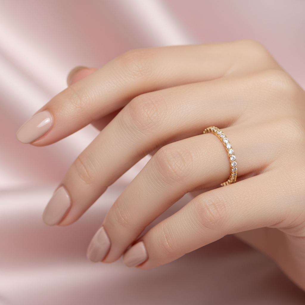 Anello Eternity Pavé Oro indossato al dito