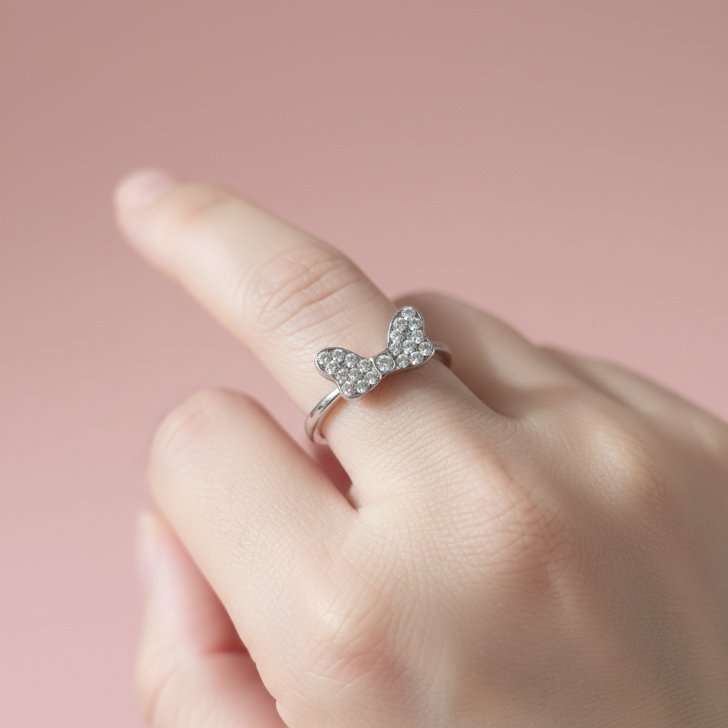 Anello Fiocco Pavé Argento indossato al dito