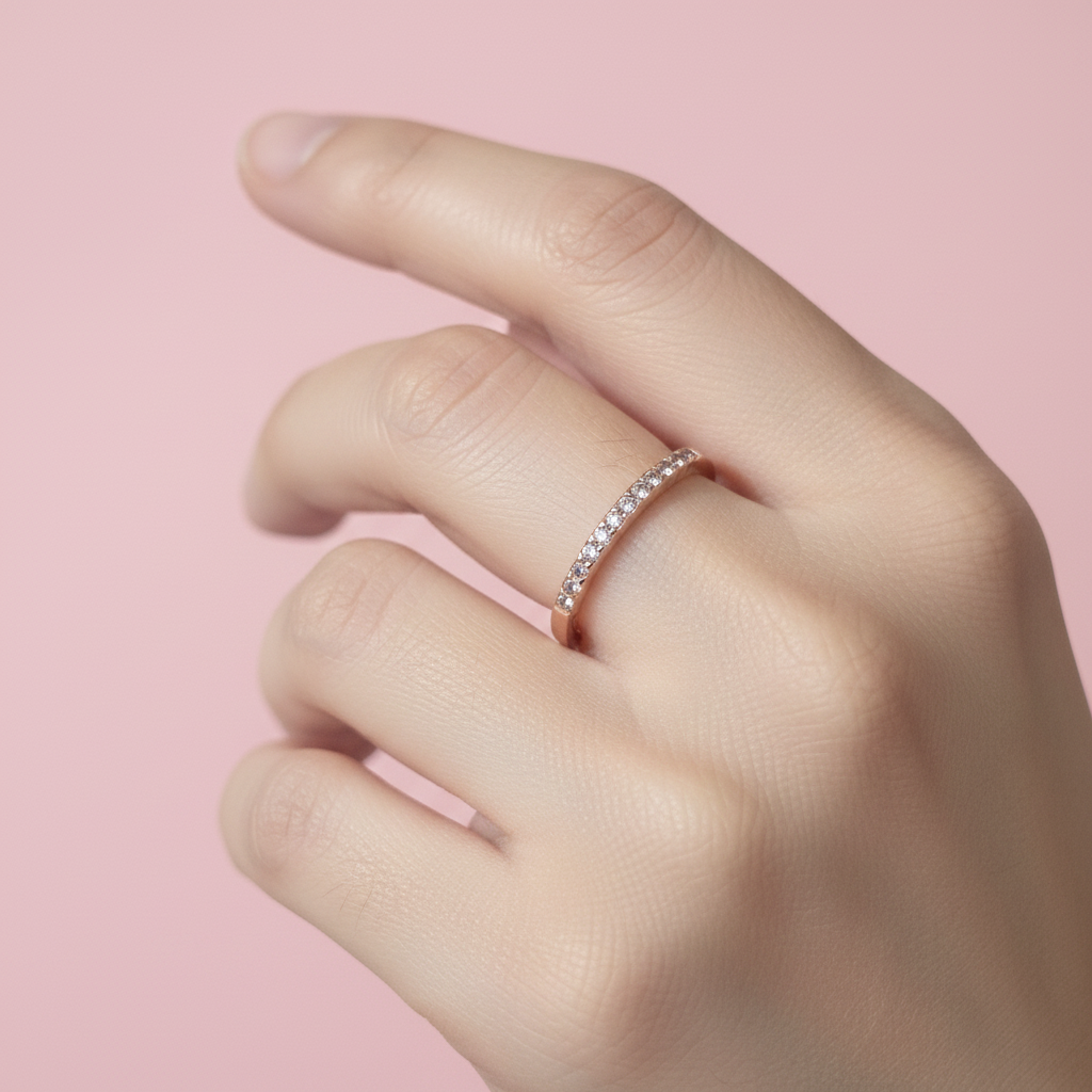 Anello Eternity Pavé Oro Rosa indossato al dito
