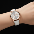 Orologio bianco oro rosa al polso