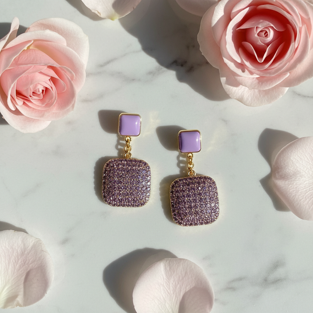 Orecchini Pendenti Lilla Pavé flat lay su marmo