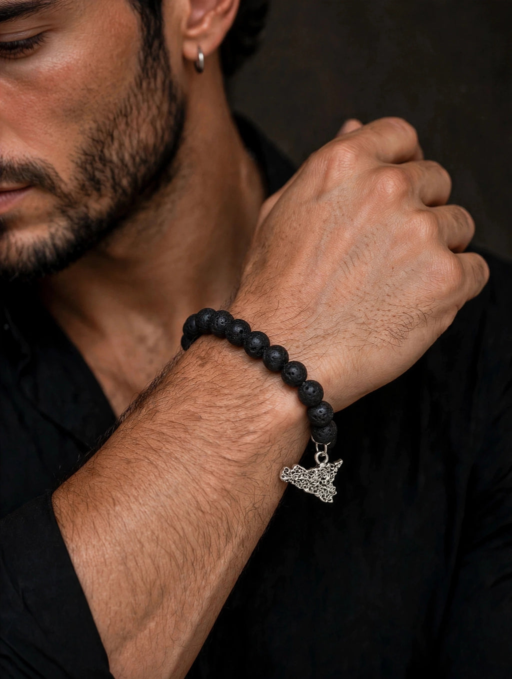 Bracciale lava nera ciondolo Sicilia uomo al polso — Meryliss Gioielli