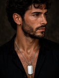 Collana dog tag grande uomo con camicia nera — Meryliss Gioielli