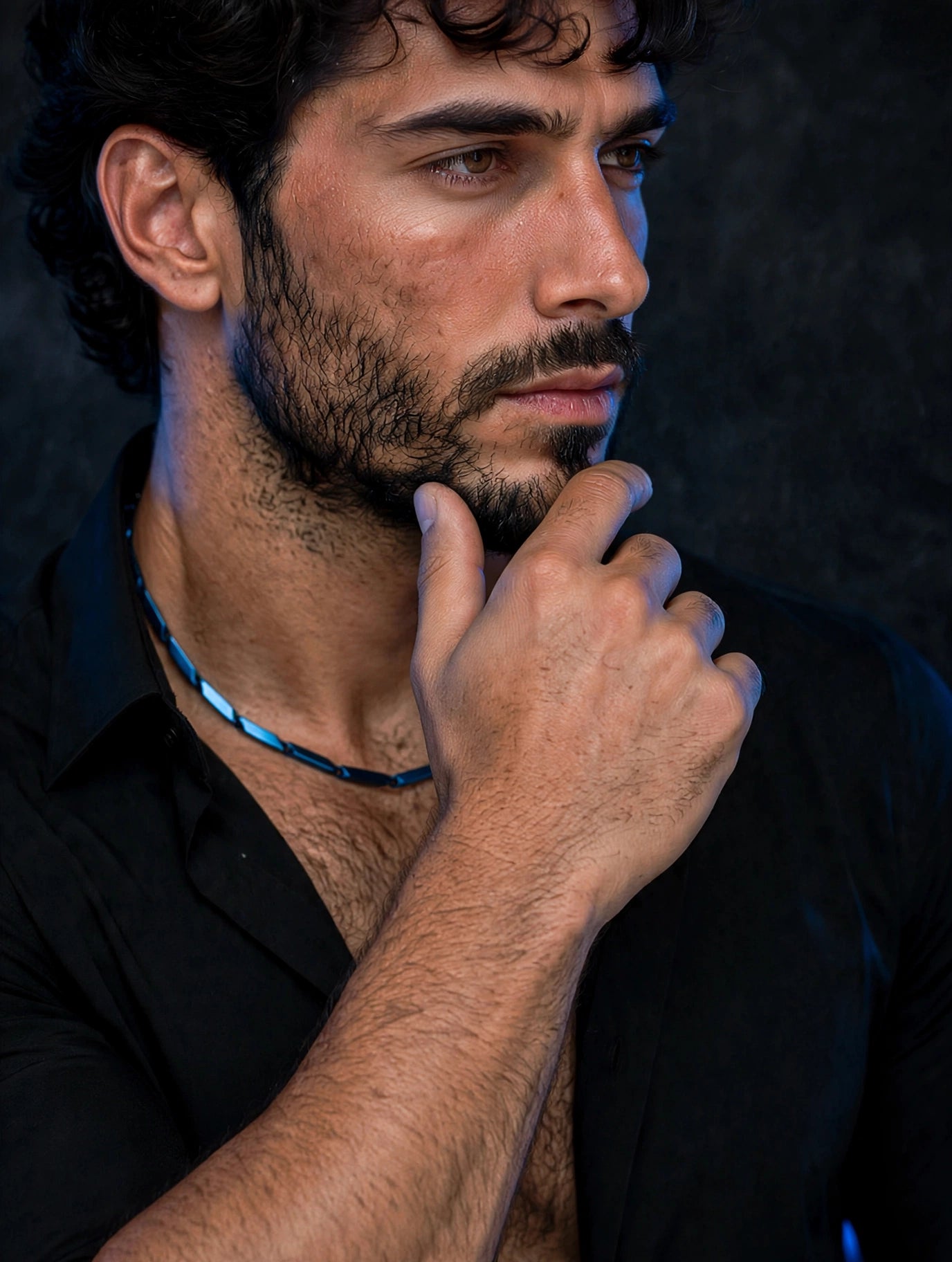 Collana blu acciaio uomo ritratto — Meryliss Gioielli