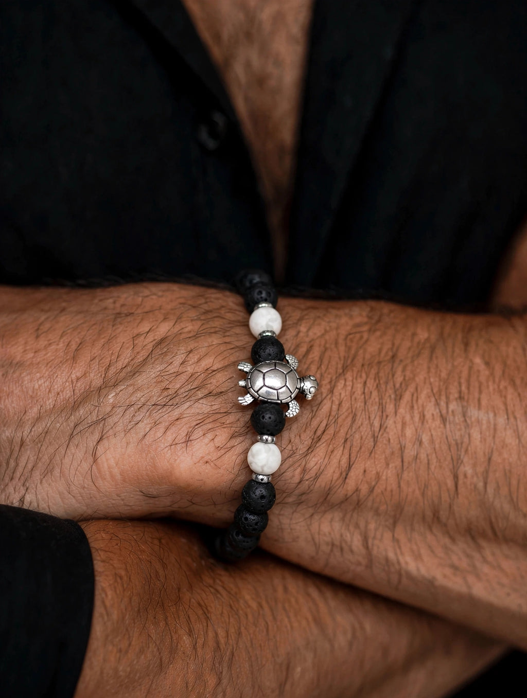 Bracciale tartaruga perle lava uomo dettaglio — Meryliss Gioielli
