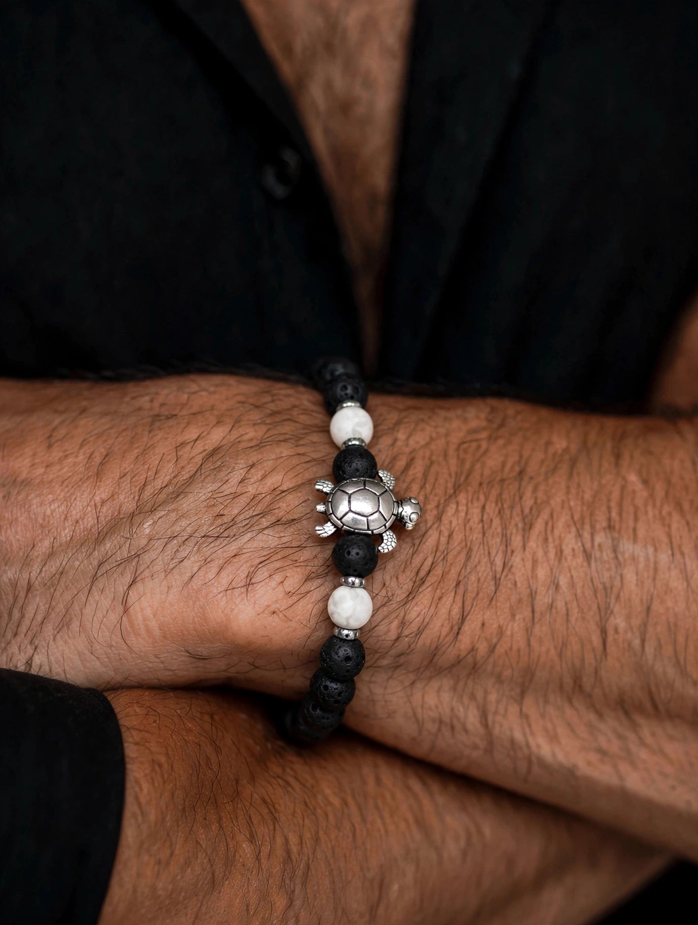 Bracciale tartaruga perle lava uomo dettaglio — Meryliss Gioielli