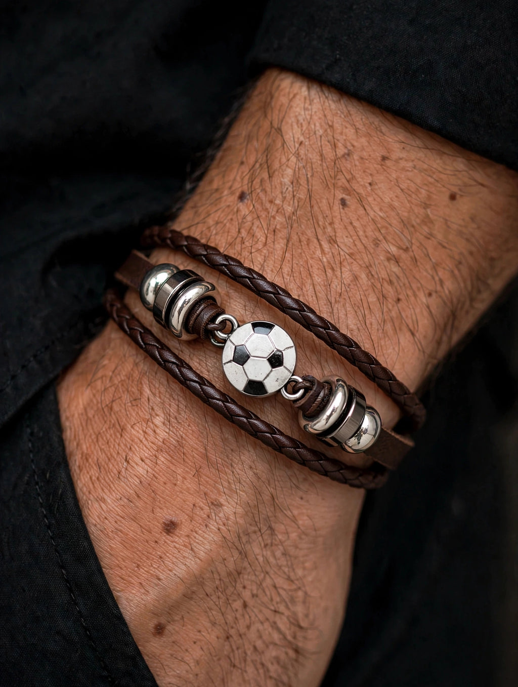 Bracciale calcio pelle intrecciata uomo dettaglio macro — Meryliss Gioielli