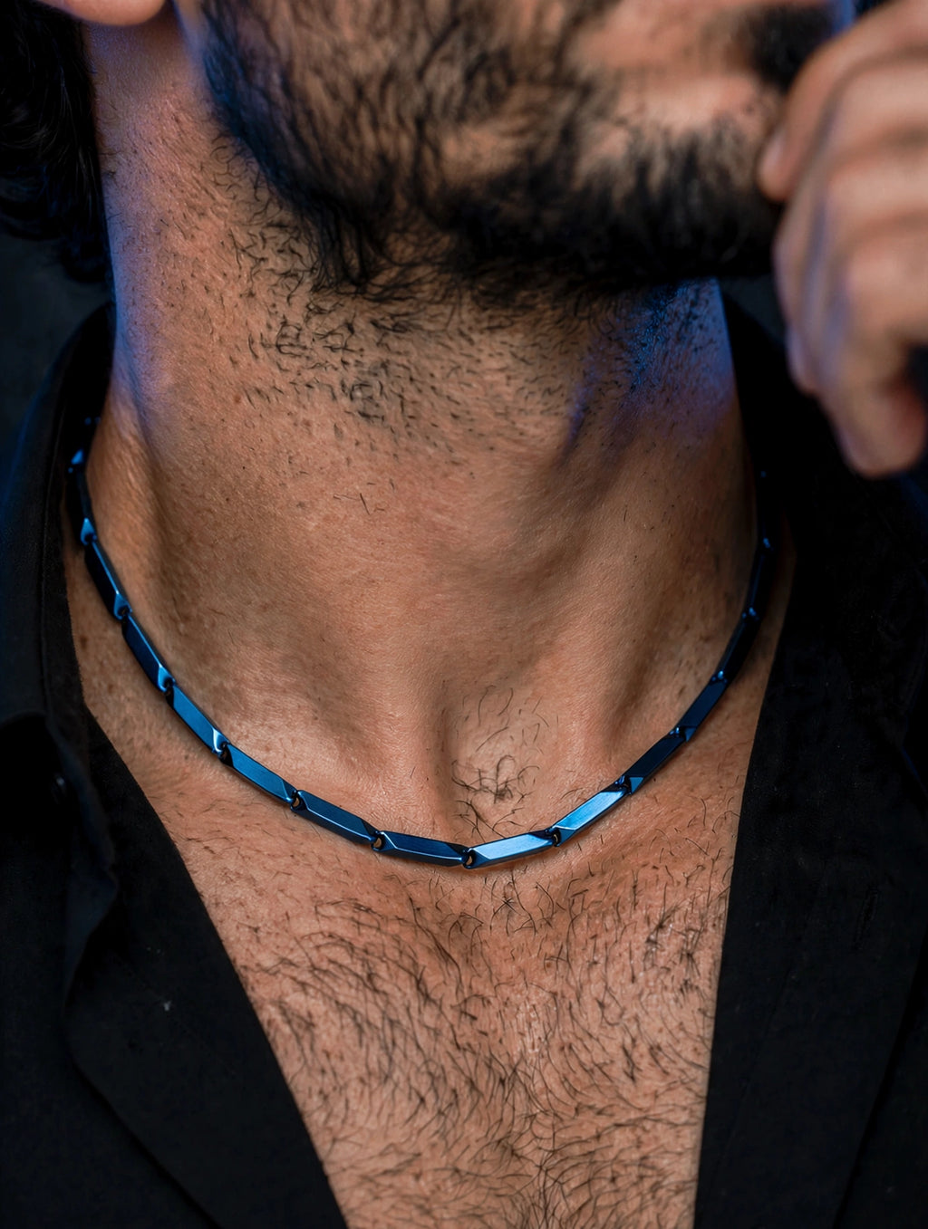 Dettaglio collana blu acciaio uomo — Meryliss Gioielli