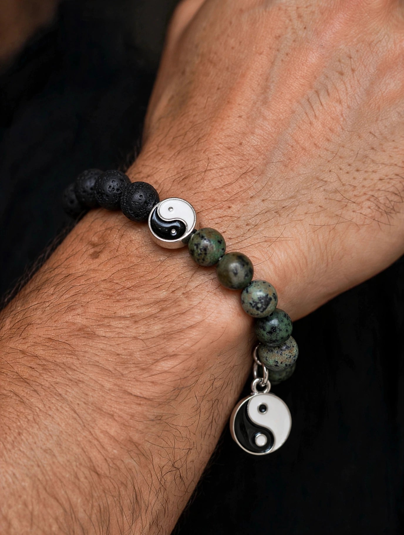 Bracciale yin yang lava diaspro verde uomo dettaglio macro — Meryliss Gioielli