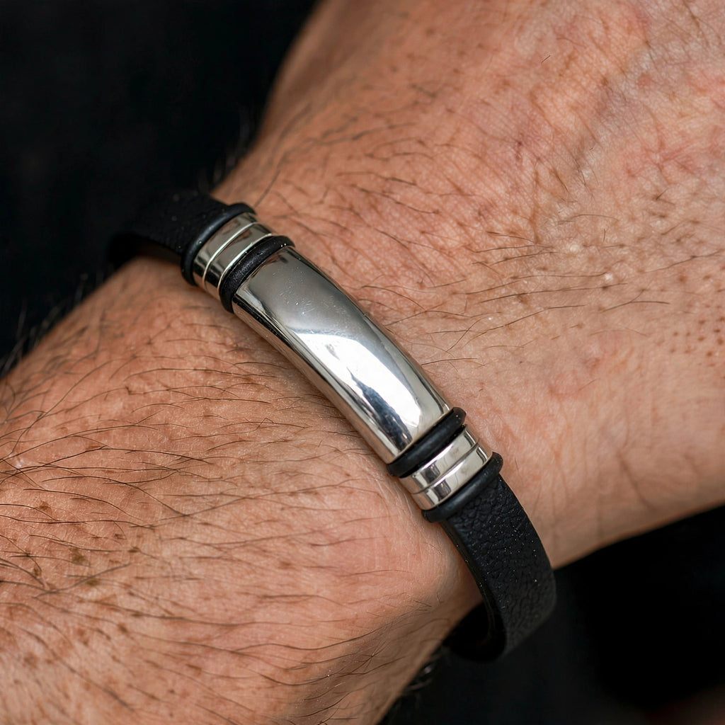 Bracciale Uomo Cuoio Nero — dettaglio polso macro