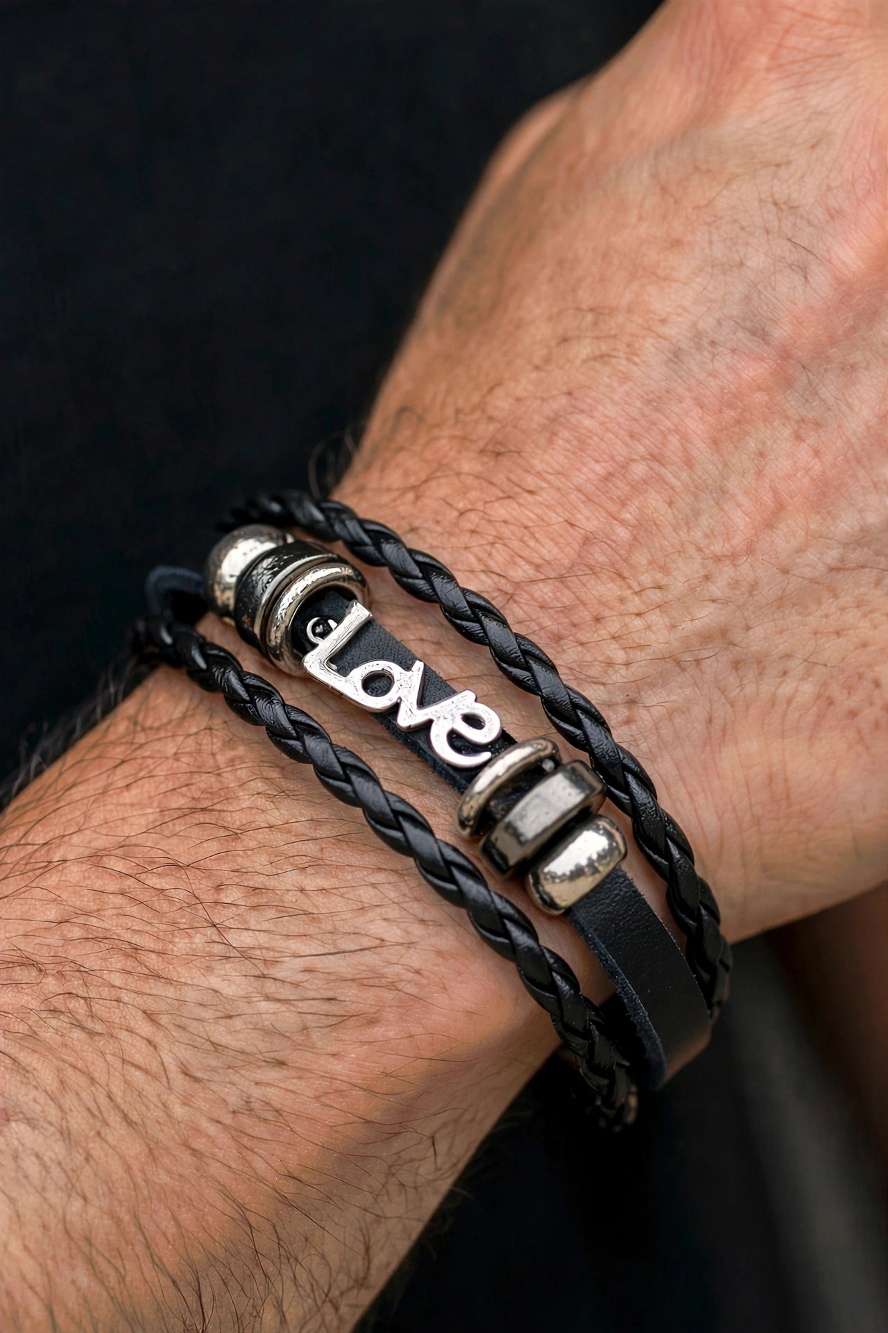 Bracciale Uomo Love — dettaglio polso