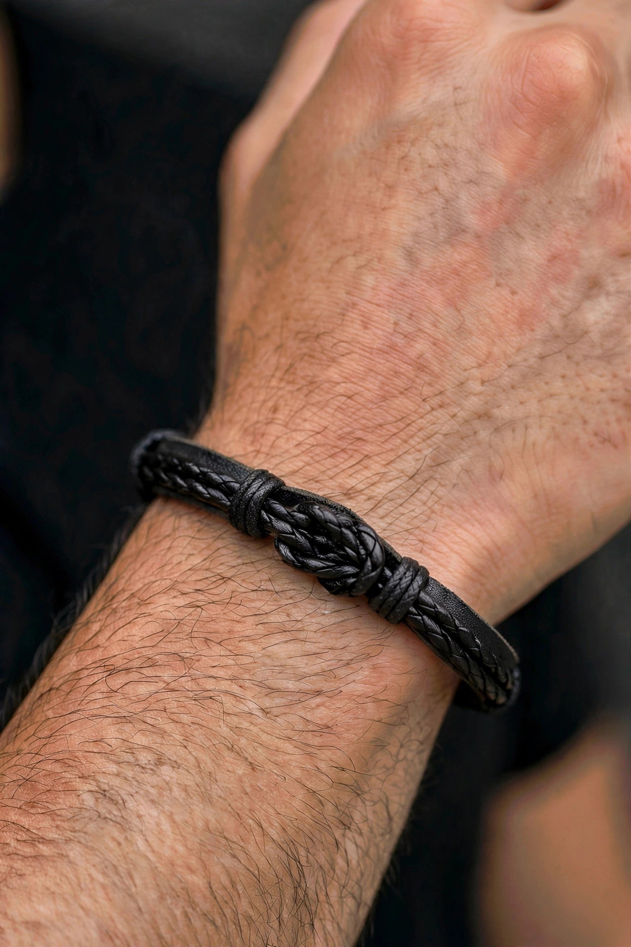 Bracciale Uomo Cuoio Nero Nodo Marinaro — dettaglio polso macro