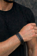 Bracciale Uomo Cuoio Nero Doppio Liscio & Intrecciato — dettaglio polso
