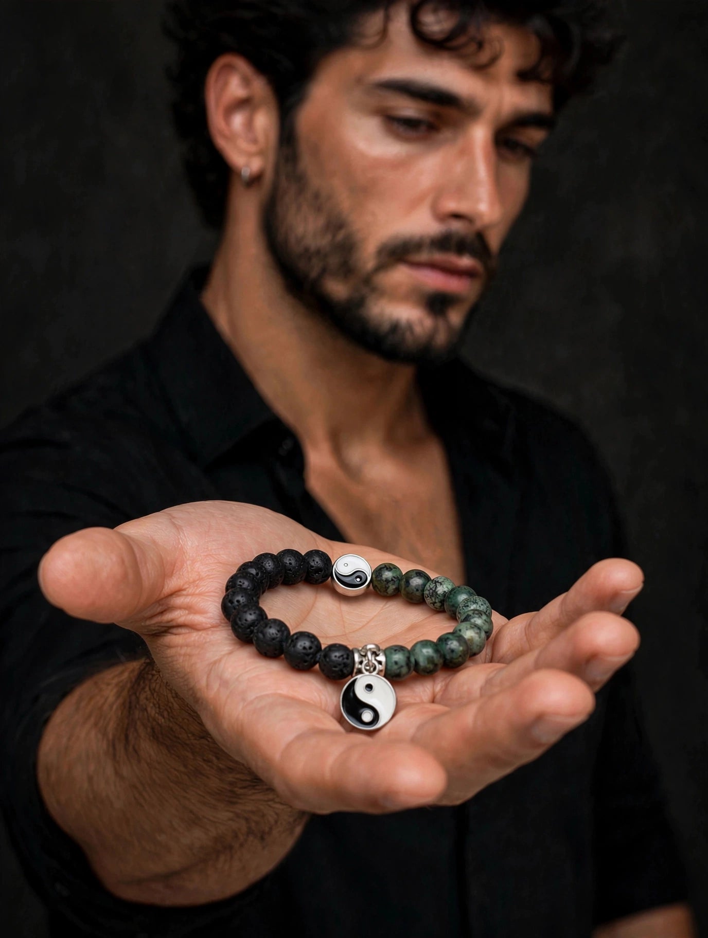 Bracciale yin yang lava diaspro verde uomo in mano — Meryliss Gioielli