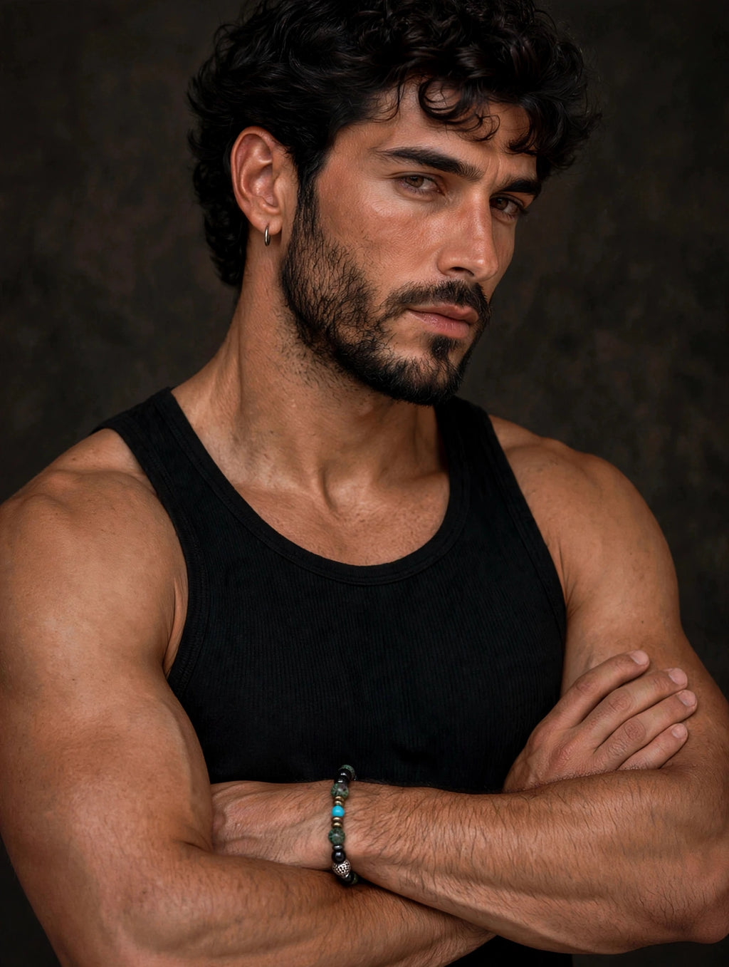 Bracciale perle turchese uomo con canotta nera — Meryliss Gioielli
