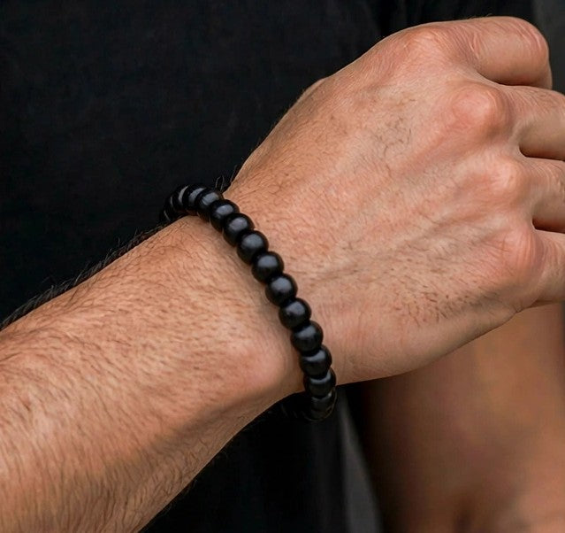 Bracciale Uomo Perle Nere Onice — dettaglio polso macro