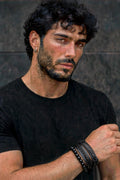 Set 3 Bracciali Uomo Total Black — ritratto uomo con bracciali al polso