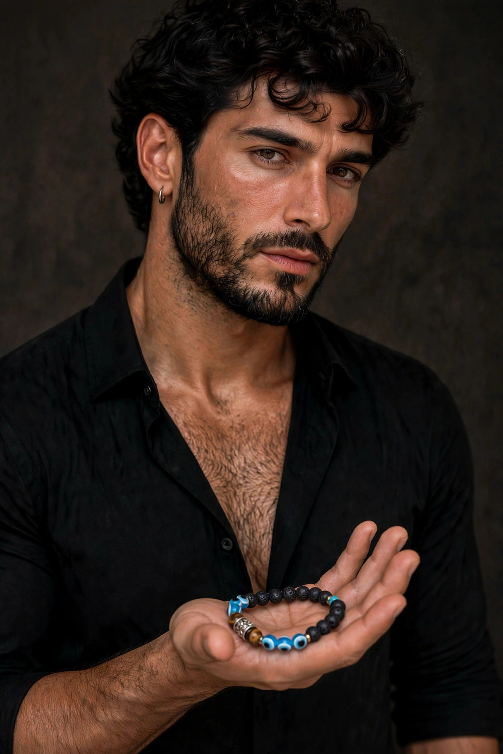 Bracciale occhio di tigre occhio blu uomo in mano — Meryliss Gioielli
