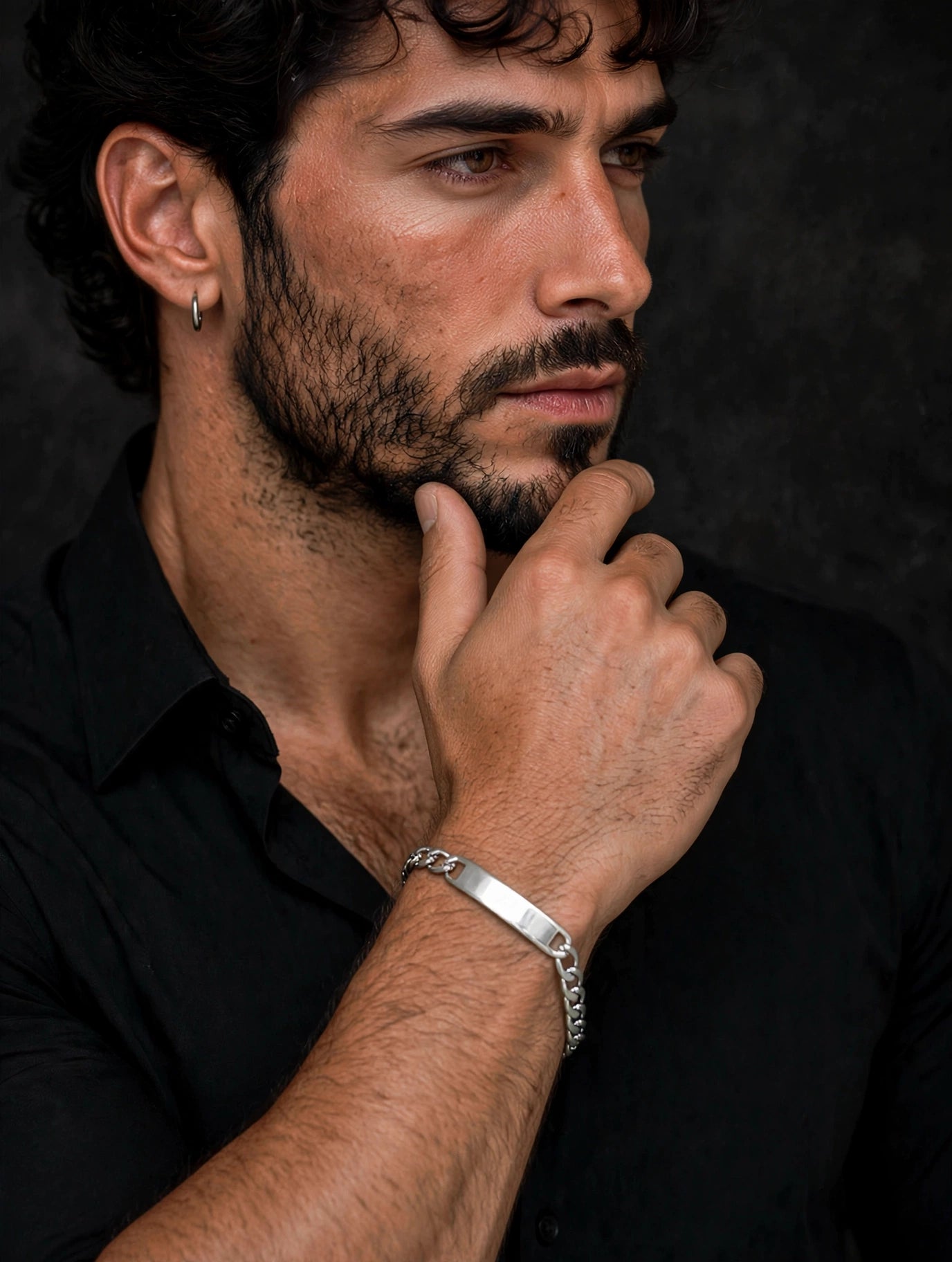 Bracciale ID uomo con camicia nera — Meryliss Gioielli