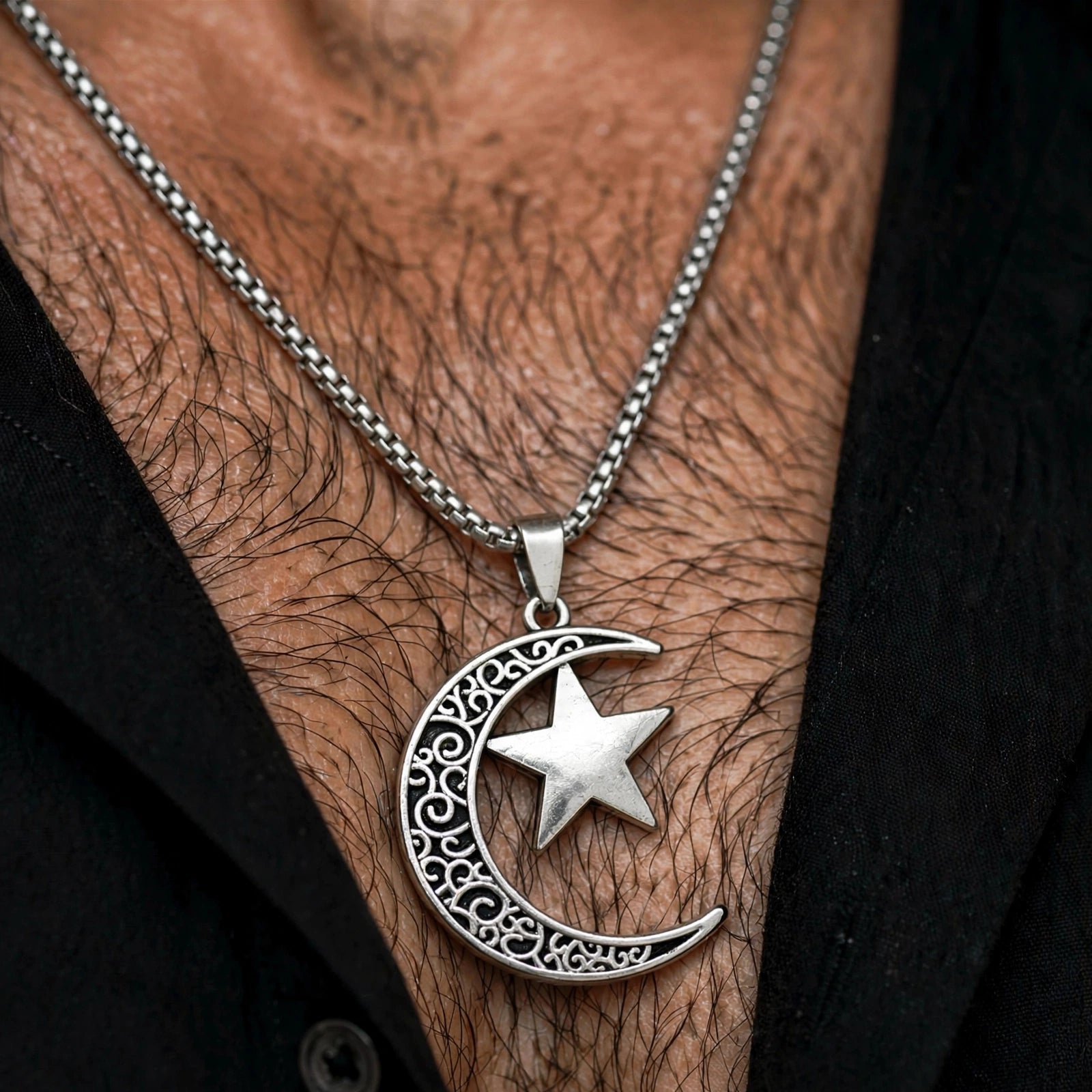 Collana Uomo Luna e Stella — dettaglio pendente