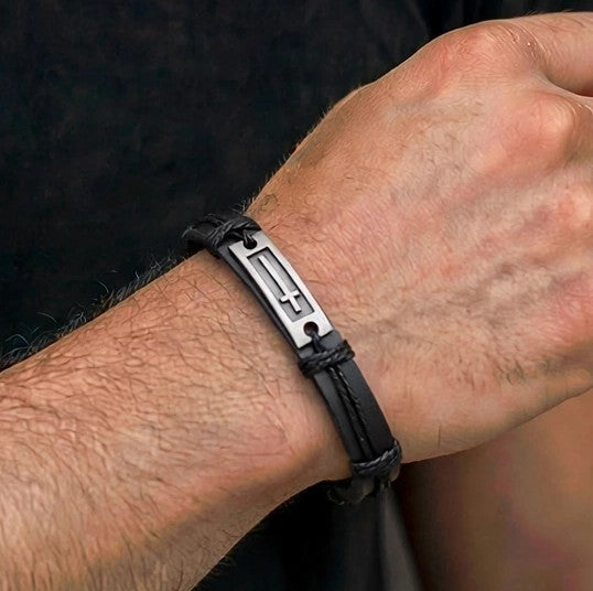 Bracciale Uomo Cuoio Nero Placca Acciaio — dettaglio polso macro